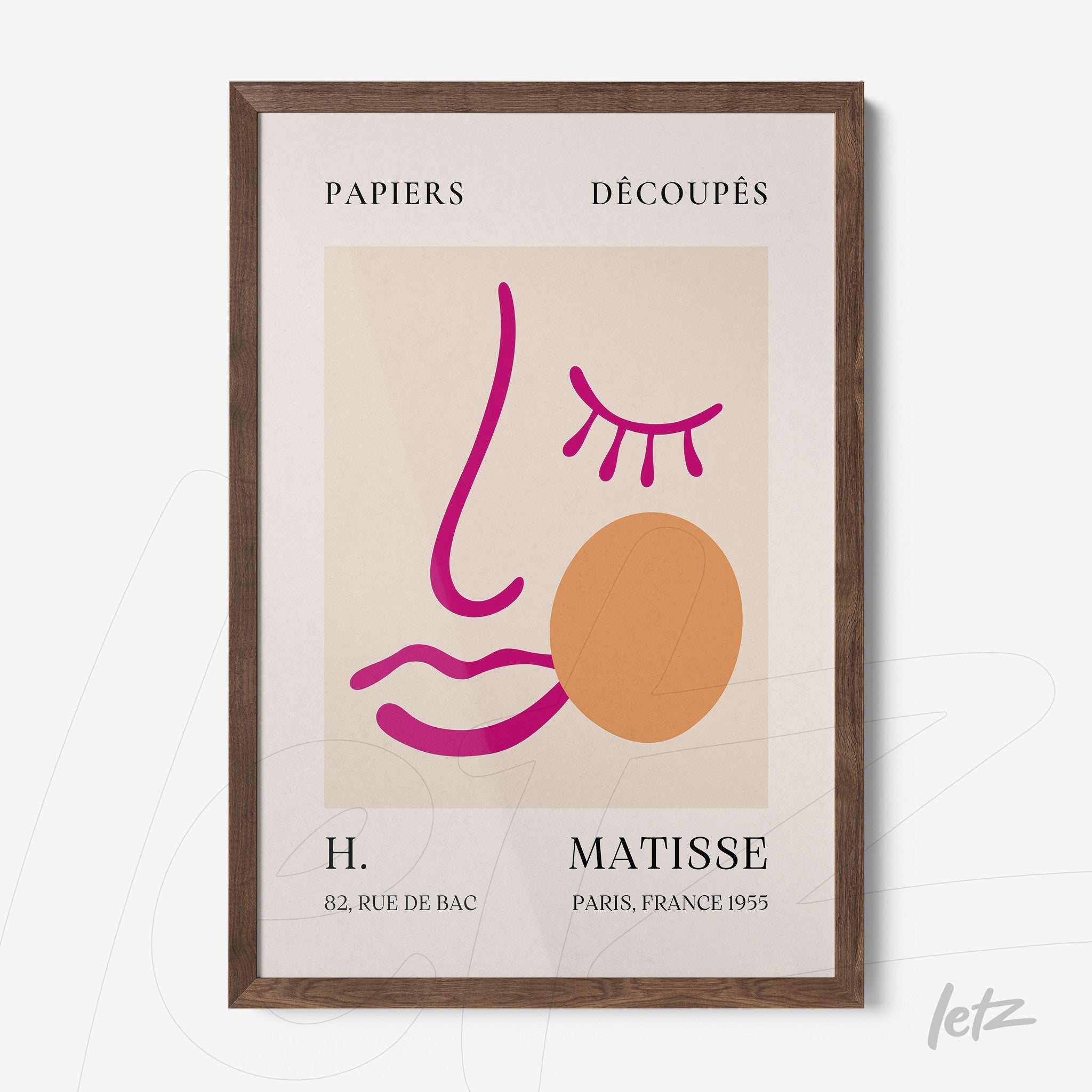 quadro com arte moderna de uma face estilizada em tons rosa e laranja, moldura de madeira escura, fundo creme