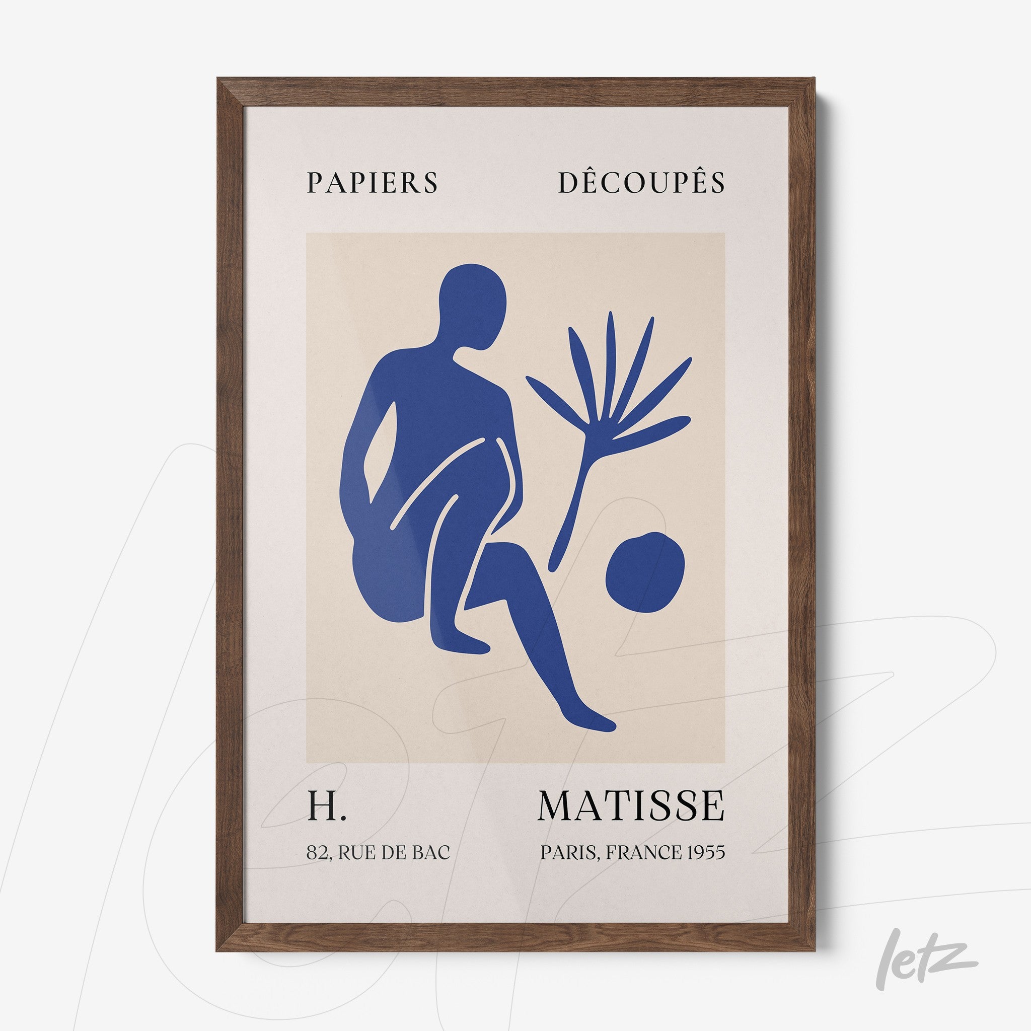 quadro com arte moderna em azul representando figura sentada e planta em moldura de madeira escura