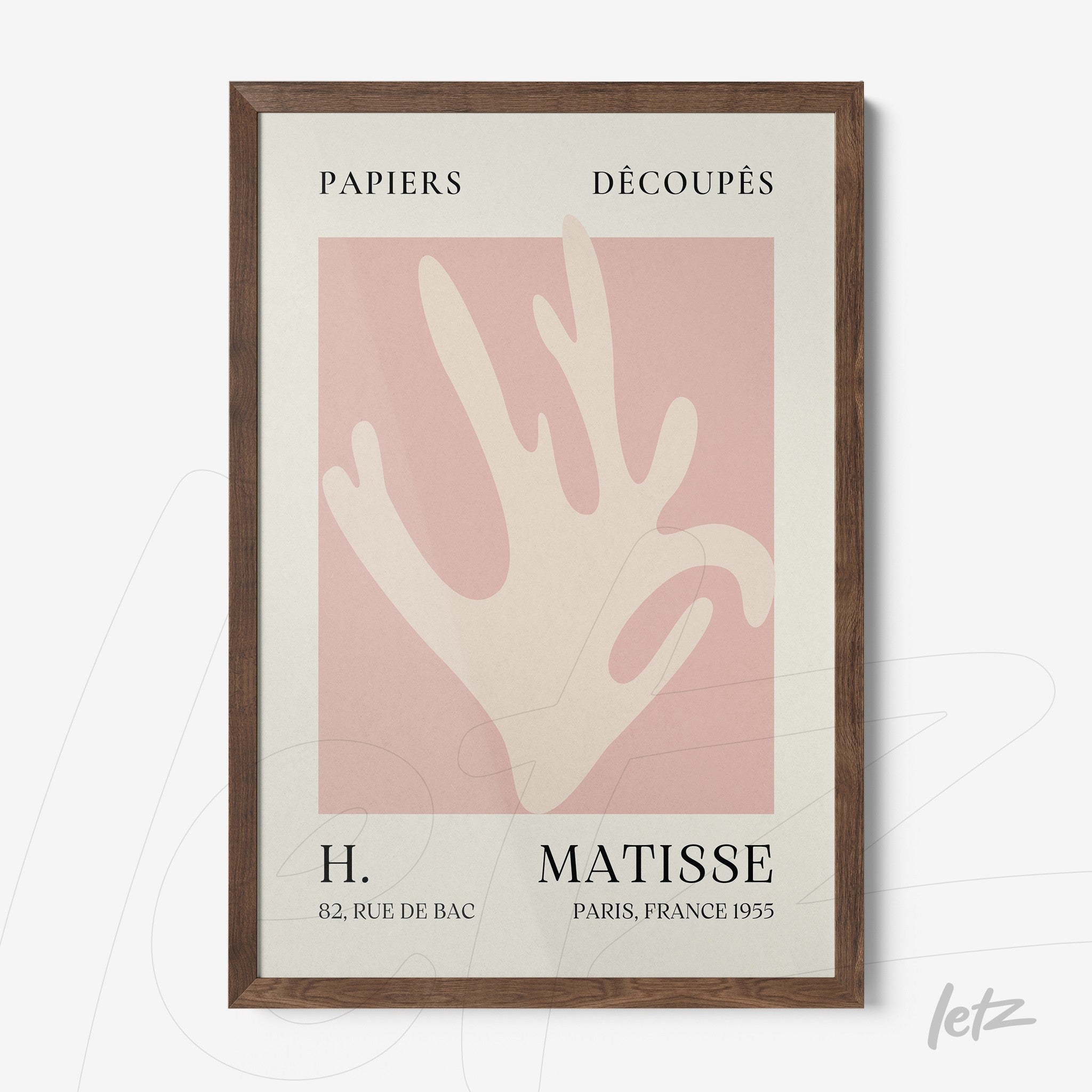 quadro com arte moderna de recortes em papel em fundo rosa e moldura de madeira escura