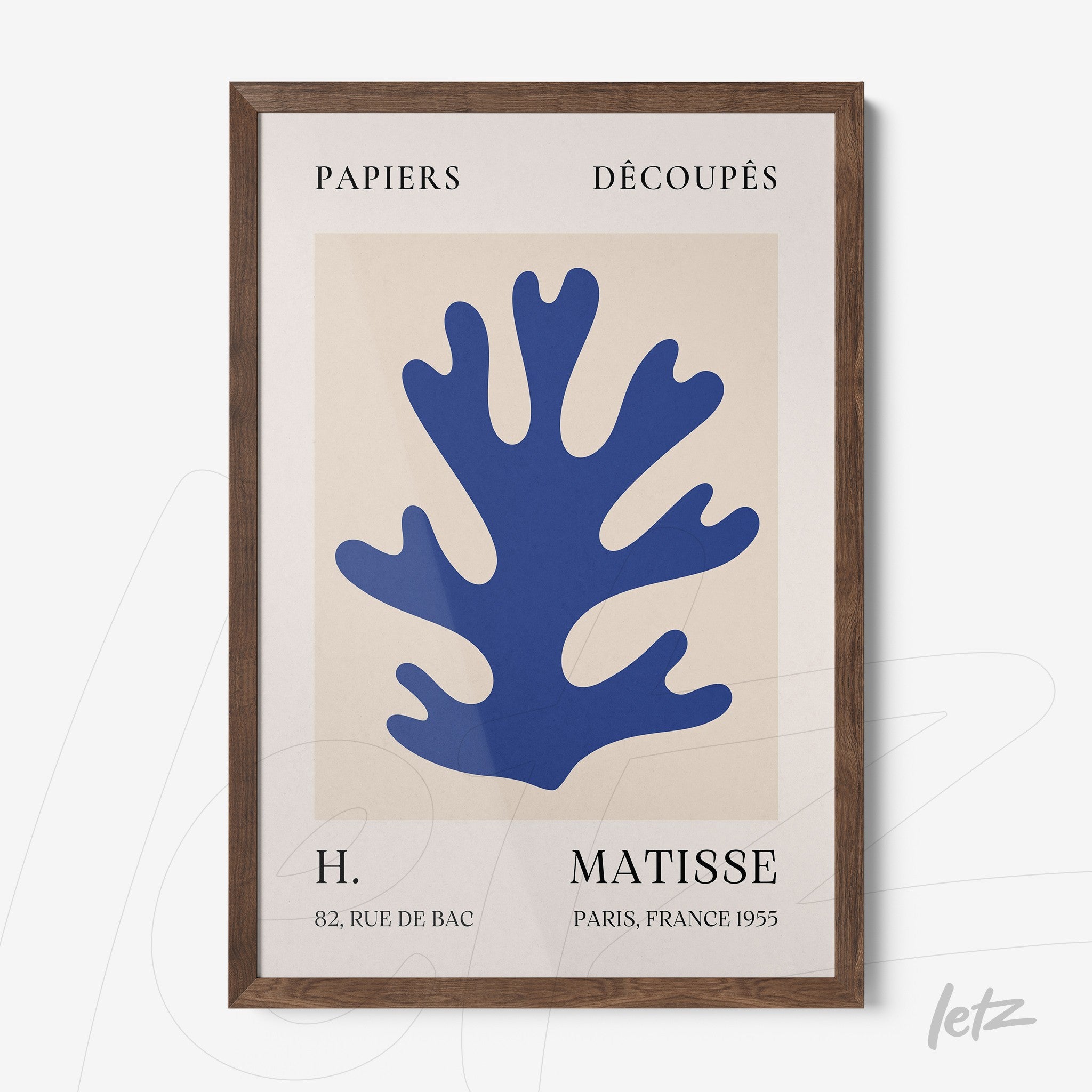 quadro decorativo com arte moderna em azul representando uma forma de coral, moldurado em madeira escura