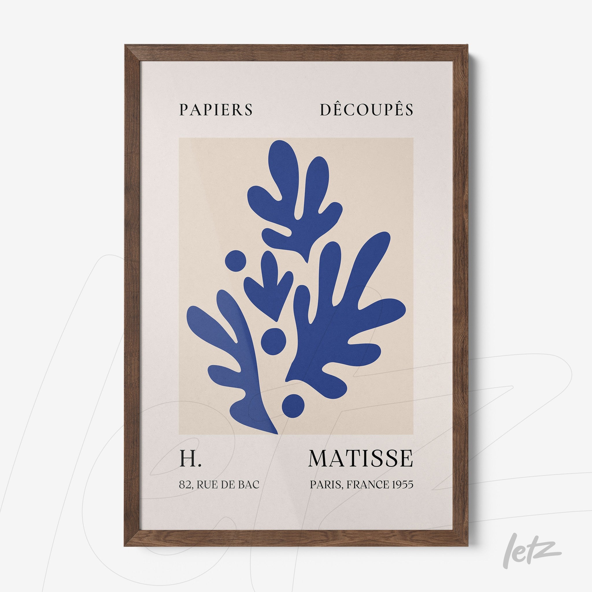 quadro com arte de recortes em papel de fundo claro e formatos abstratos em azul, acompanhado de moldura de madeira escura