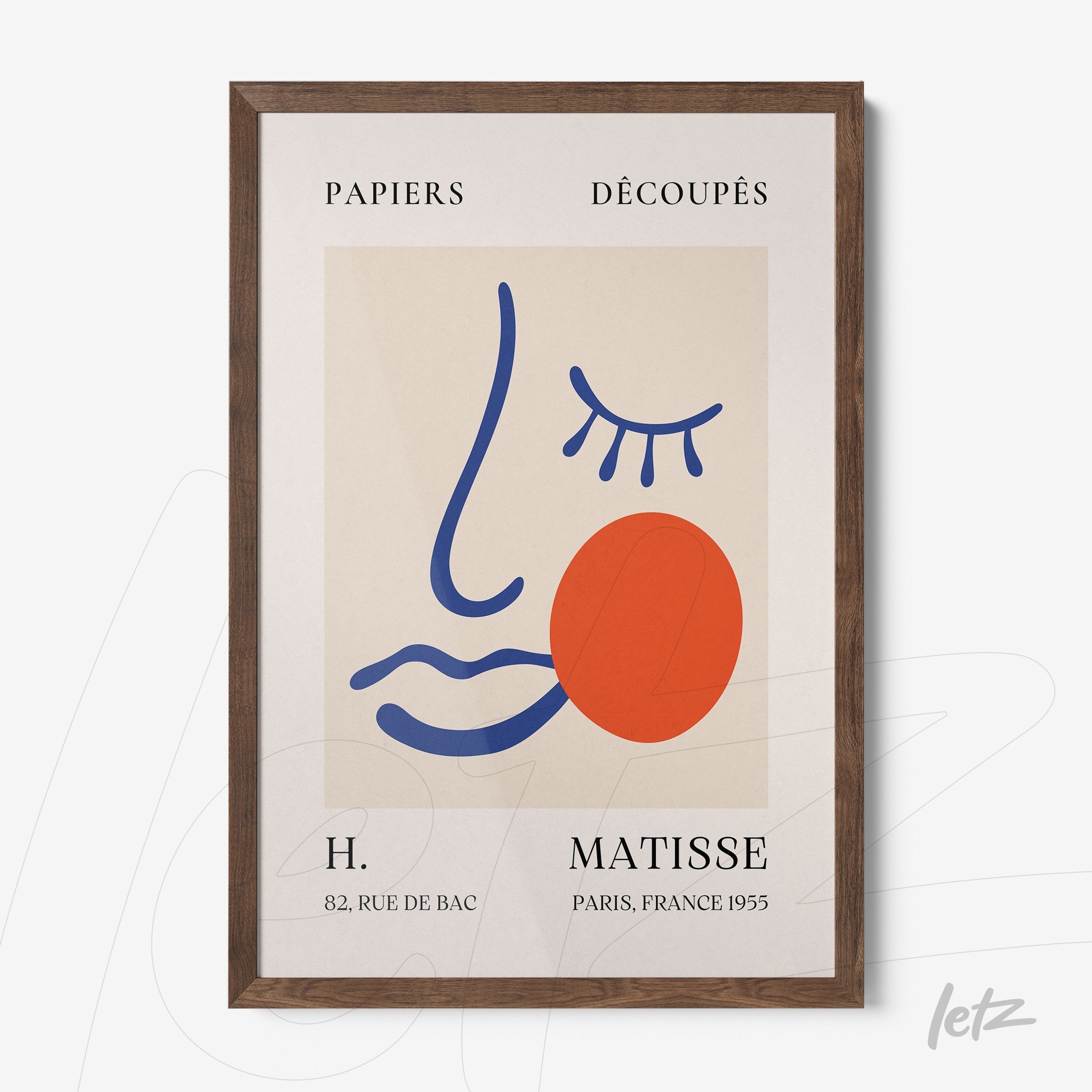 quadro com arte moderna em cores vivas, apresentando um rosto estilizado com formas geométricas em moldura de madeira escura