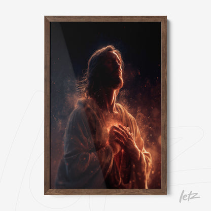 quadro com arte de Jesus em pose contemplativa, moldura de madeira escura e fundo iluminado em tons quentes