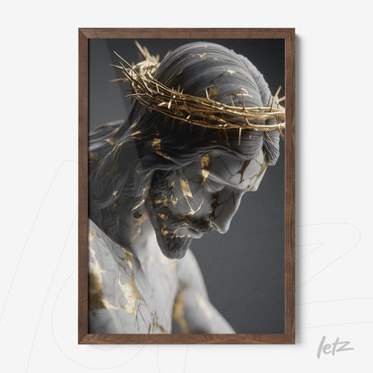 quadro com escultura de Cristo com coroa de espinhos, detalhada com acabamento dourado em moldura de madeira escura