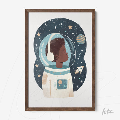 quadro com ilustração de um astronauta negro em fundo espacial estrelado e moldura de madeira clara
