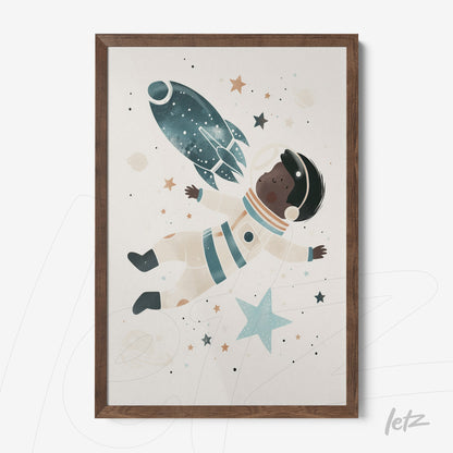 quadro com arte infantil de astronauta flutuando entre estrelas e foguete, em moldura de madeira clara