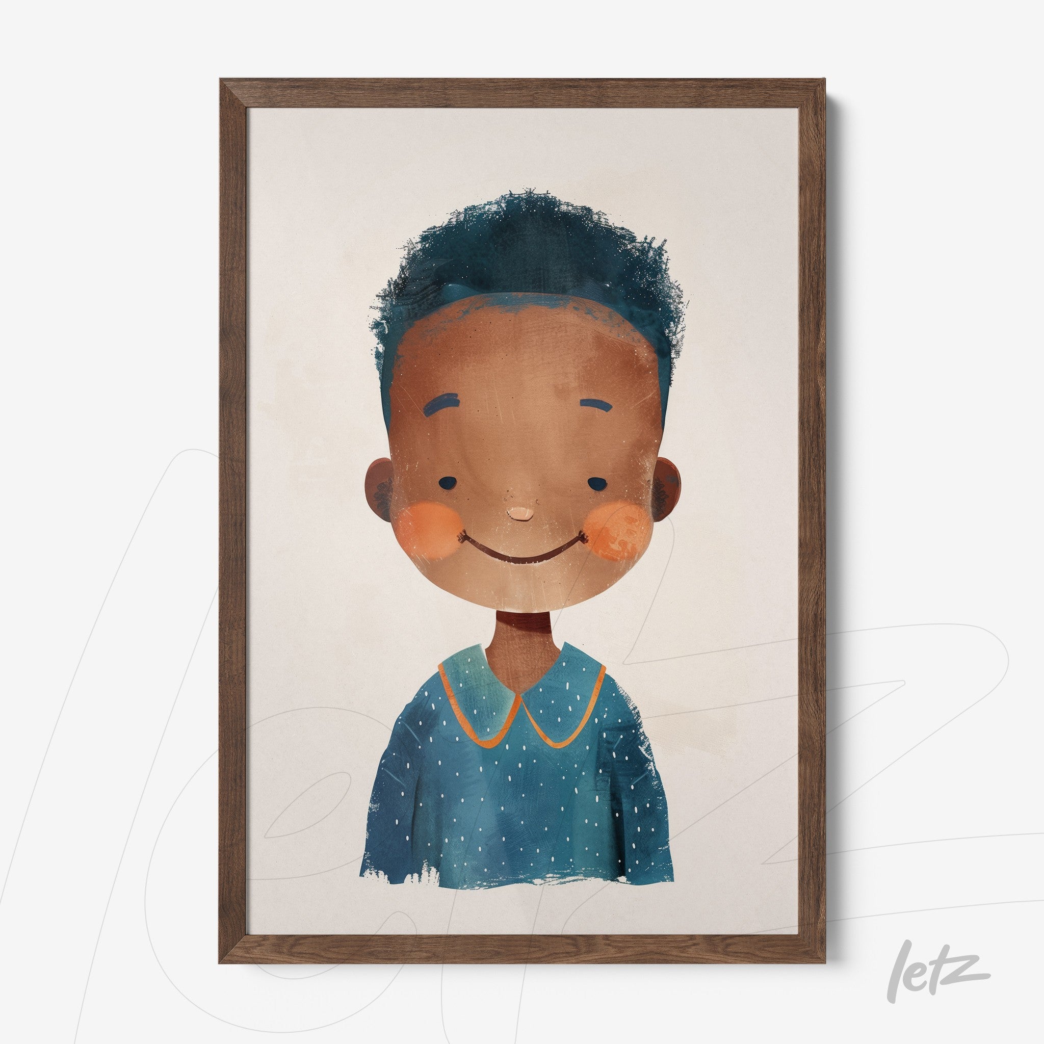 quadro com ilustração de menino sorridente, com pele morena, cabelo encaracolado e usando uma camiseta azul com poás, em moldura de madeira com acabamento rústico