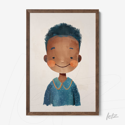 quadro com ilustração de menino sorridente, com pele morena, cabelo encaracolado e usando uma camiseta azul com poás, em moldura de madeira com acabamento rústico