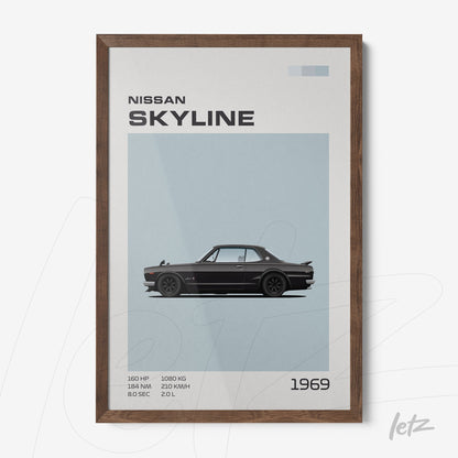 quadro com ilustração estilizada do carro Nissan Skyline de 1969, moldura de madeira escura e fundo azul claro