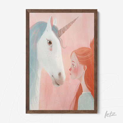 quadro com ilustração charmosa de uma menina e um unicórnio em moldura de madeira escura