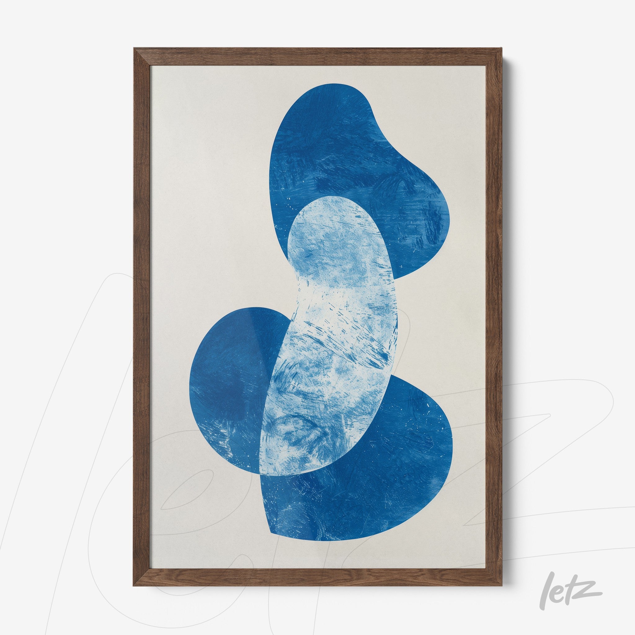 quadro com arte abstrata em tons de azul em moldura de madeira escura