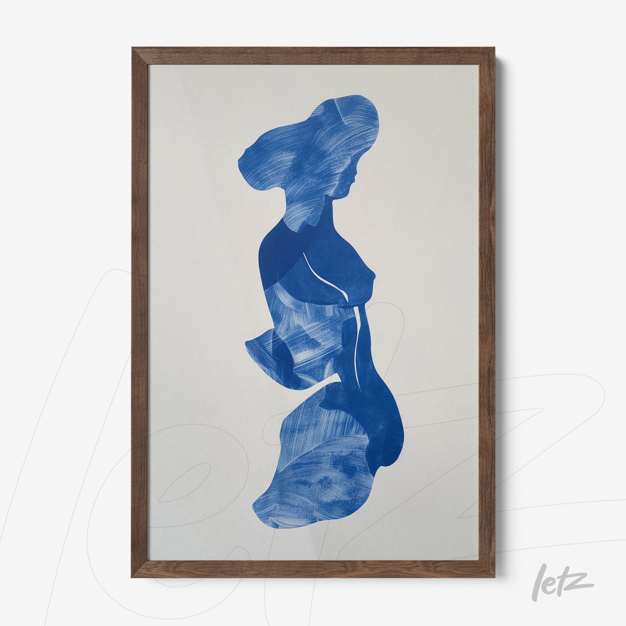 quadro com arte abstrata de silhueta feminina em tonalidade azul, em moldura de madeira escura