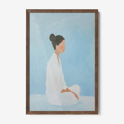 quadro com arte de uma mulher sentada em pose meditativa, moldura de madeira escura e fundo azul suave