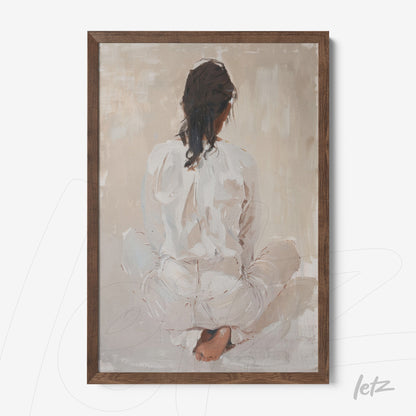 quadro com arte abstrata de uma mulher sentada em pose contemplativa, exibido em moldura de madeira escura