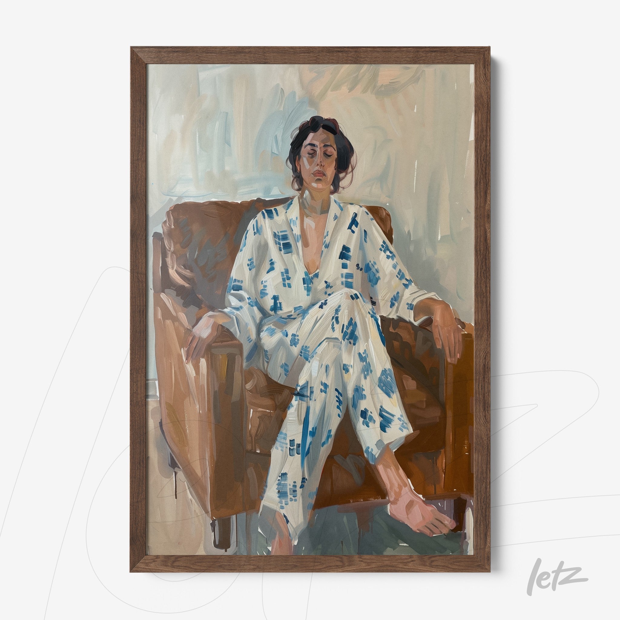 quadro com arte expressionista de mulher vestindo pijamas brancos com detalhes azuis sentada em sofá marrom, moldura de madeira clara