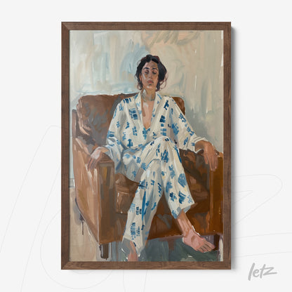 quadro com arte expressionista de mulher vestindo pijamas brancos com detalhes azuis sentada em sofá marrom, moldura de madeira clara
