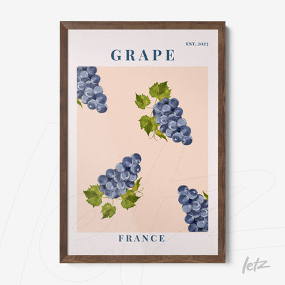 quadro com ilustrações de cachos de uva em fundo rosa, rodeado por moldura de madeira escura