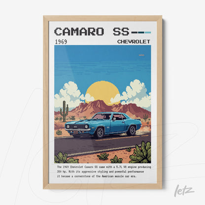 quadro em moldura de madeira com arte pixelada de um Chevrolet Camaro SS de 1969, destacado em um deserto com montanhas ao fundo e sol poente