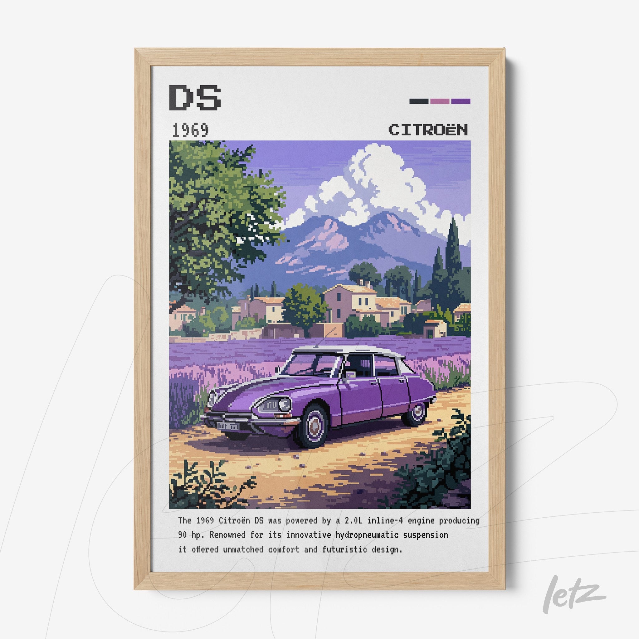 quadro com arte digital de um Citroën DS 1969 em uma cena colorida com montanhas ao fundo e campo de lavanda, moldura de madeira clara