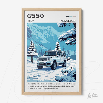 quadro com arte retrô do Mercedes-Benz G-Class G550 em ambiente neves com montanhas ao fundo em moldura de madeira clara