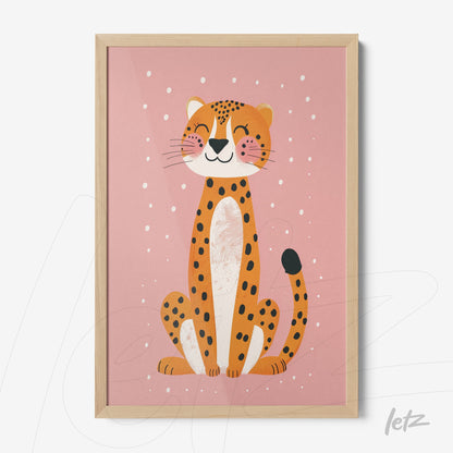 quadro com arte divertida de um leopardo sorridente em fundo rosa e moldura de madeira clara