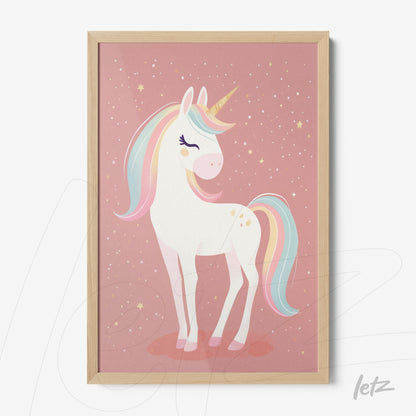 quadro com ilustração de unicórnio em fundo rosa com estrelas e moldura de madeira clara