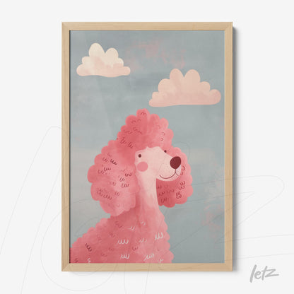 quadro com arte de um poodle rosa contra um fundo azul com nuvens suaves em moldura de madeira clara