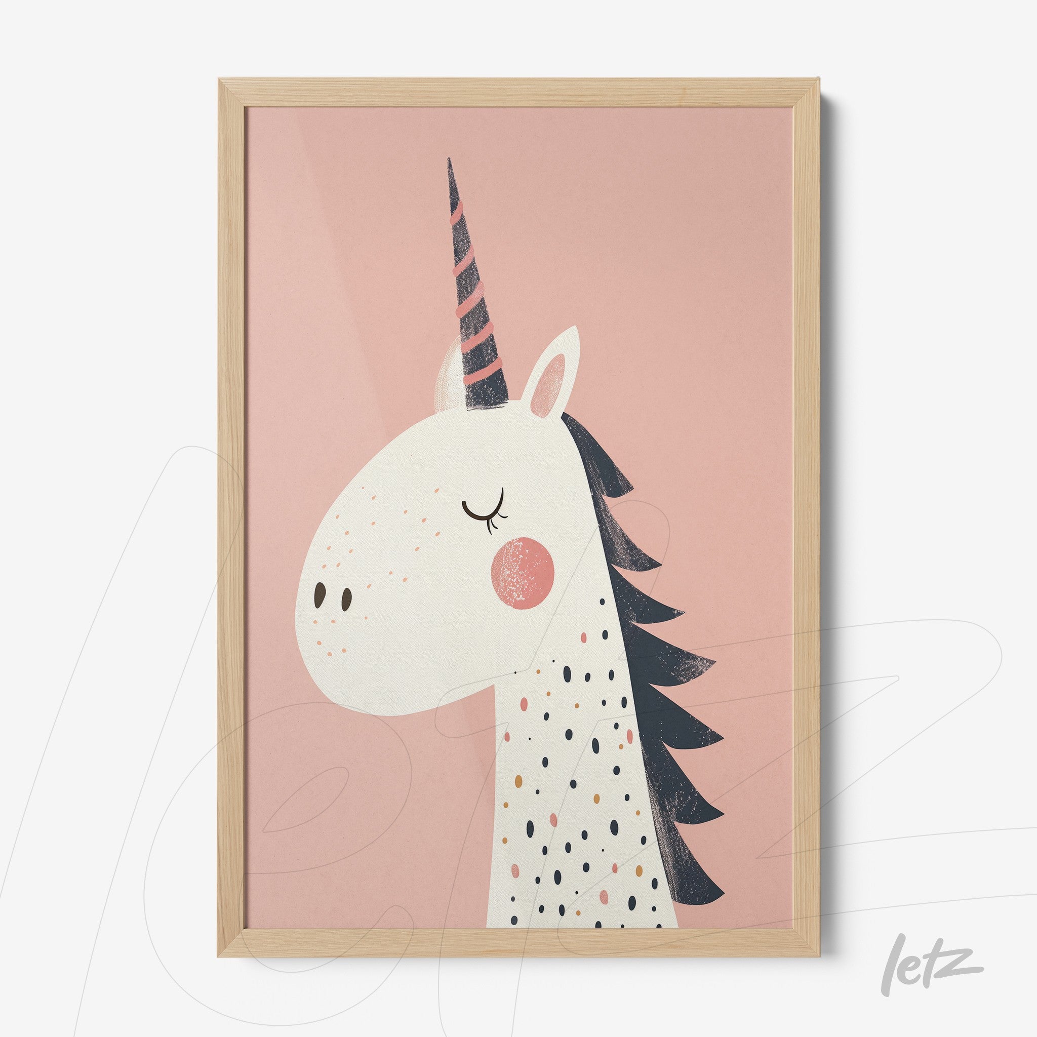 quadro com ilustração de unicórnio em fundo rosa, com moldura de madeira clara