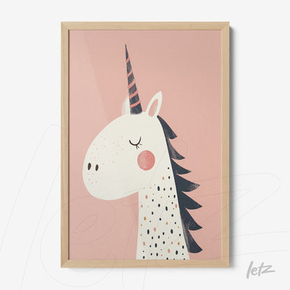 quadro com ilustração de unicórnio em fundo rosa, com moldura de madeira clara
