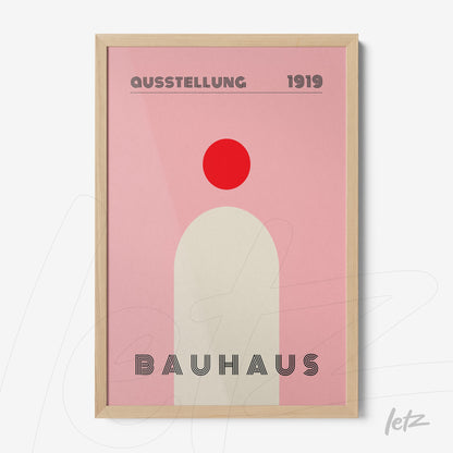 quadro com arte minimalista bauhaus em moldura de madeira clara com circulo vermelho sobre fundo rosa