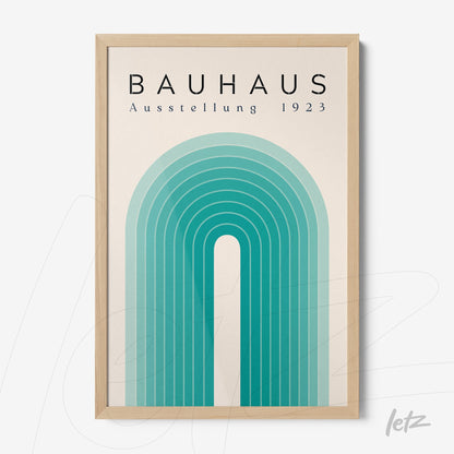 pôster com arte geométrica em tons de azul e verde com a inscrição bauhaus ausstellung 1923 em moldura de madeira clara