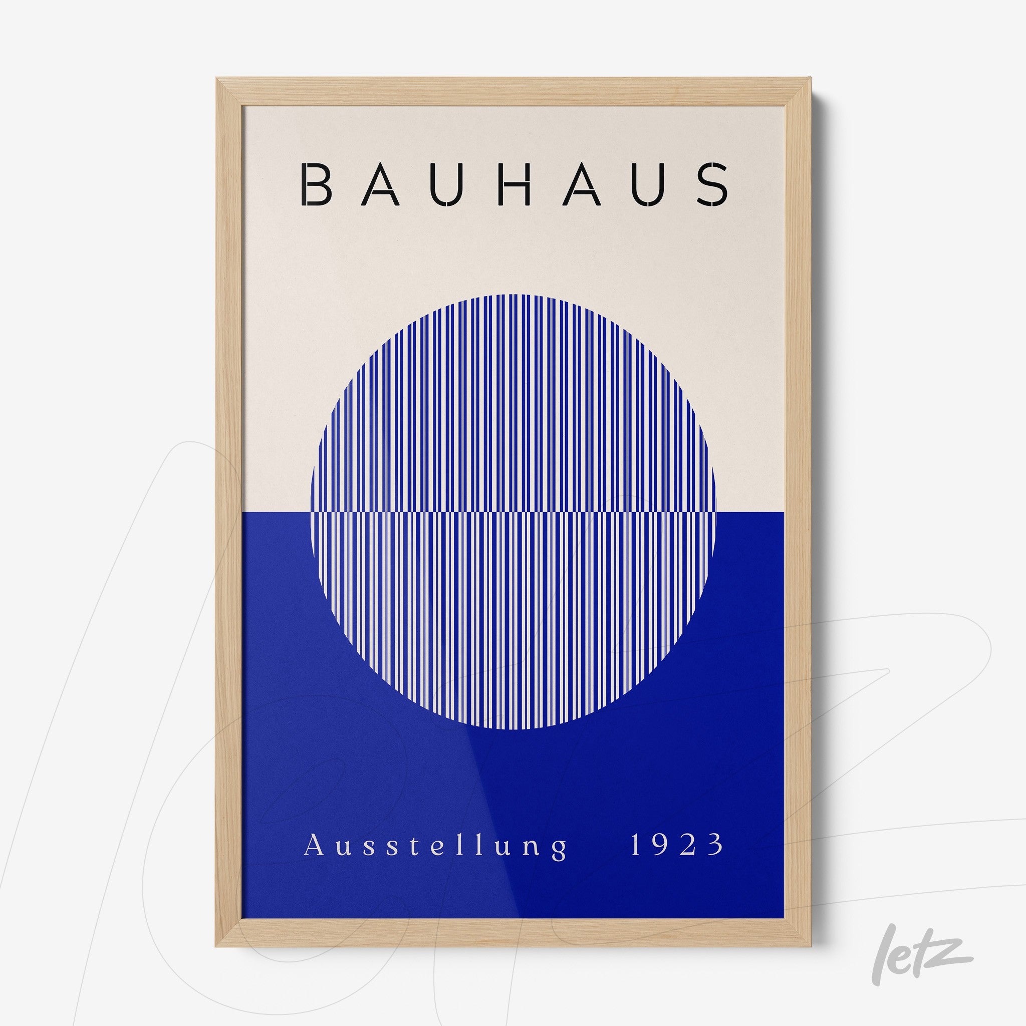 pôster com arte minimalista de estilo Bauhaus em moldura de madeira clara