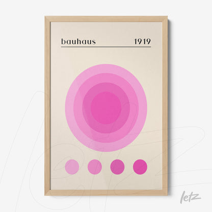 pôster impresso com arte geométrica em tons de rosa e moldura de madeira clara