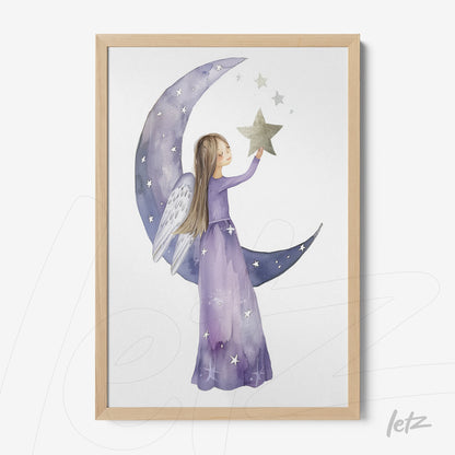 ilustração de menina angelical com vestido roxo segurando uma estrela sobre um fundo decorado com luas e estrelas, emoldurada com moldura de madeira clara