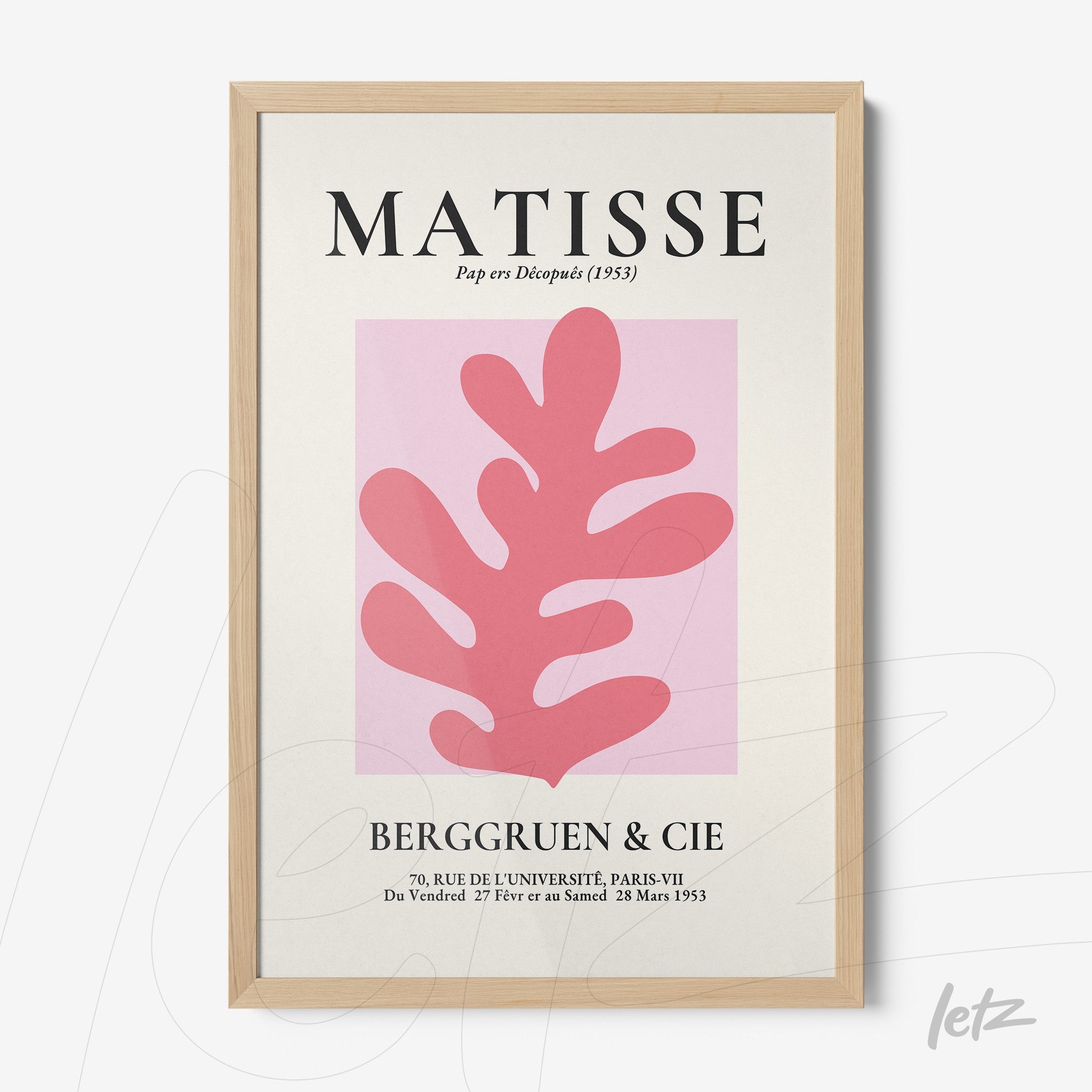 quadro com arte estilizada em tons de rosa representando uma folha sobre fundo creme, em moldura de madeira clara