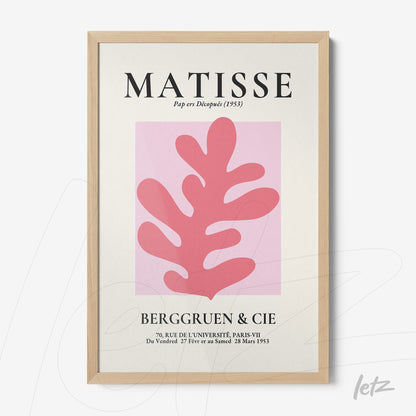 quadro com arte estilizada em tons de rosa representando uma folha sobre fundo creme, em moldura de madeira clara