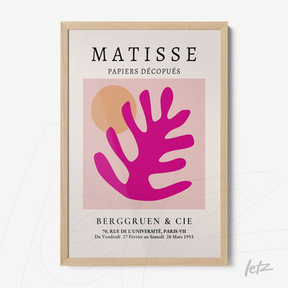 quadro em moldura de madeira clara com arte abstrata de folhas coloridas em tons de rosa e laranja sobre fundo claro