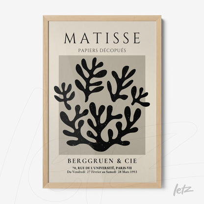 quadro com arte em estilo moderno mostrando elementos de plantas em preto e branco, com moldura de madeira clara