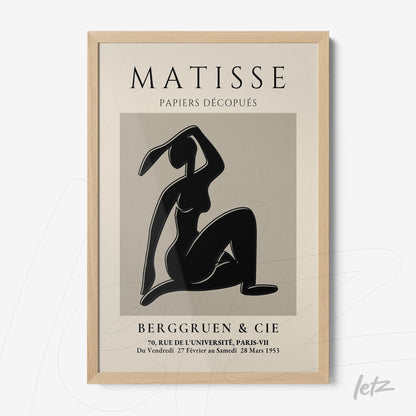 quadro com arte moderna em moldura de madeira clara, apresentando figura feminina em silhueta preta com fundo cinza