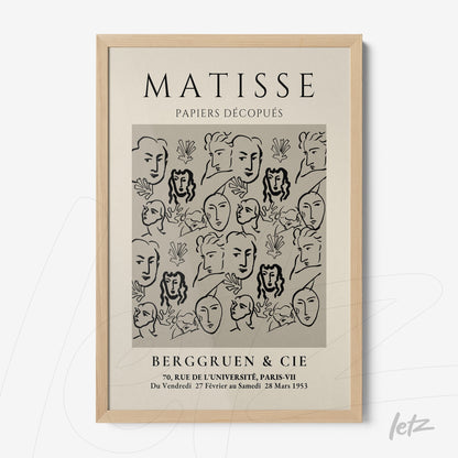 quadro com arte de estilo moderno apresentando rostos e formas em fundo claro, moldura de madeira clara