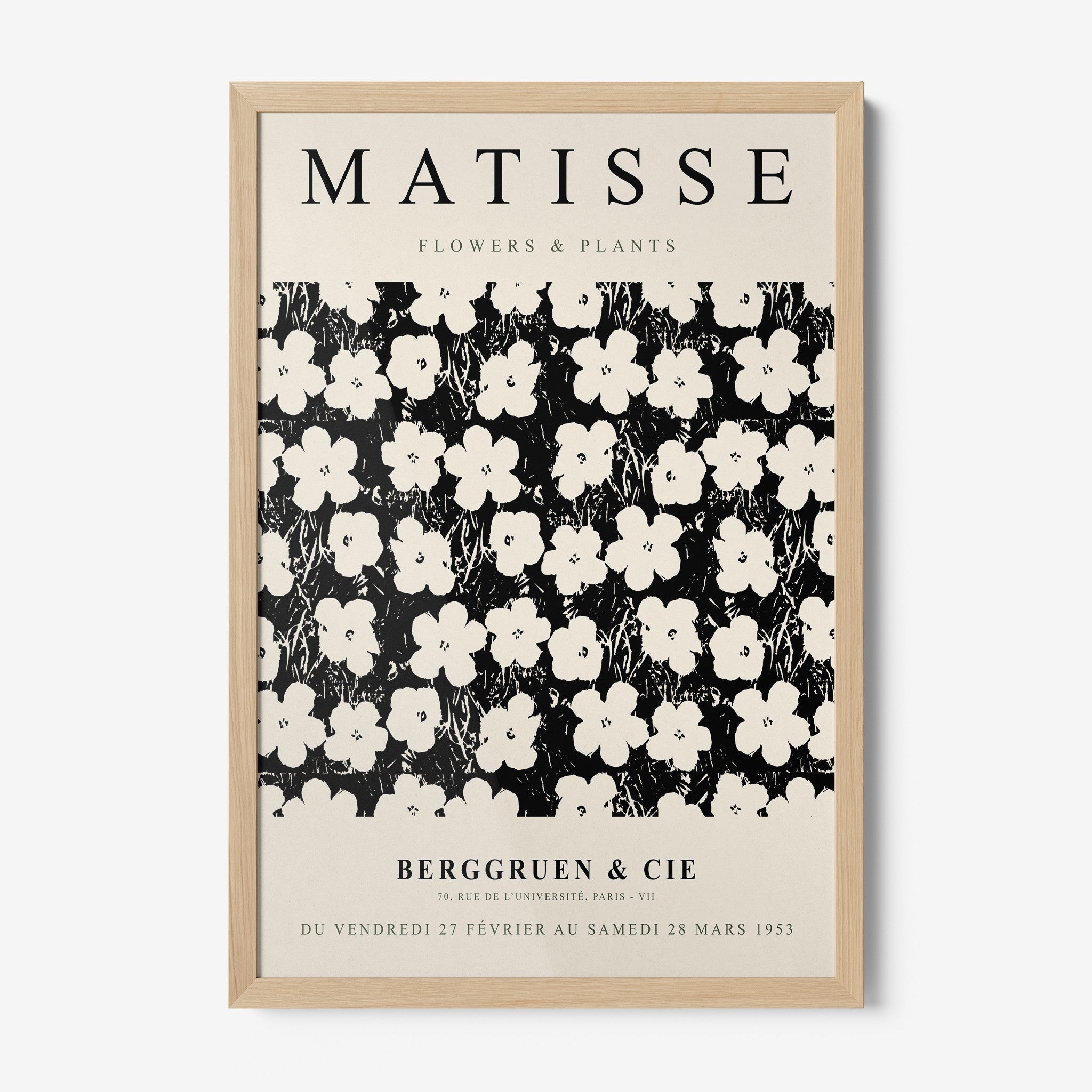 quadro com arte em estilo vintage apresentando uma composição de flores brancas sobre fundo preto em moldura clara de madeira