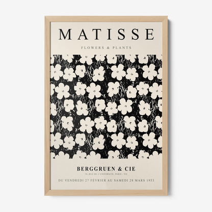 quadro com arte em estilo vintage apresentando uma composição de flores brancas sobre fundo preto em moldura clara de madeira