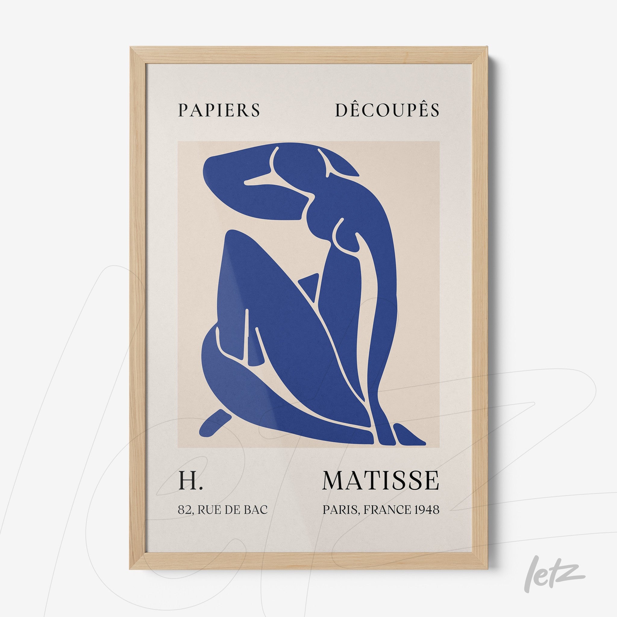 quadro com arte moderna em estilo de recortes de papel em tons de azul, com moldura de madeira clara