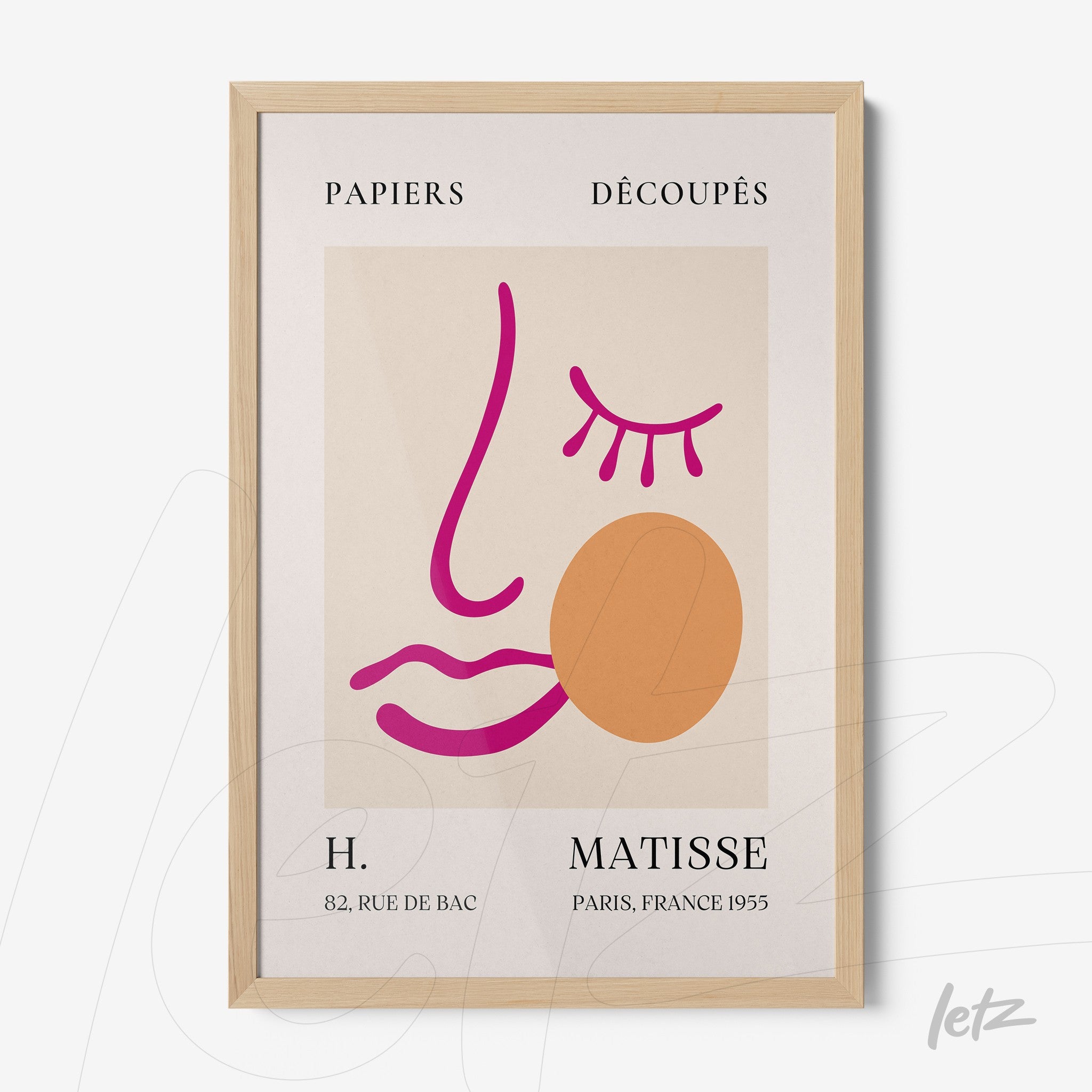 quadro com arte abstrata em estilo minimalista, apresentando linhas coloridas e formas geométricas em destaque, com moldura em madeira clara