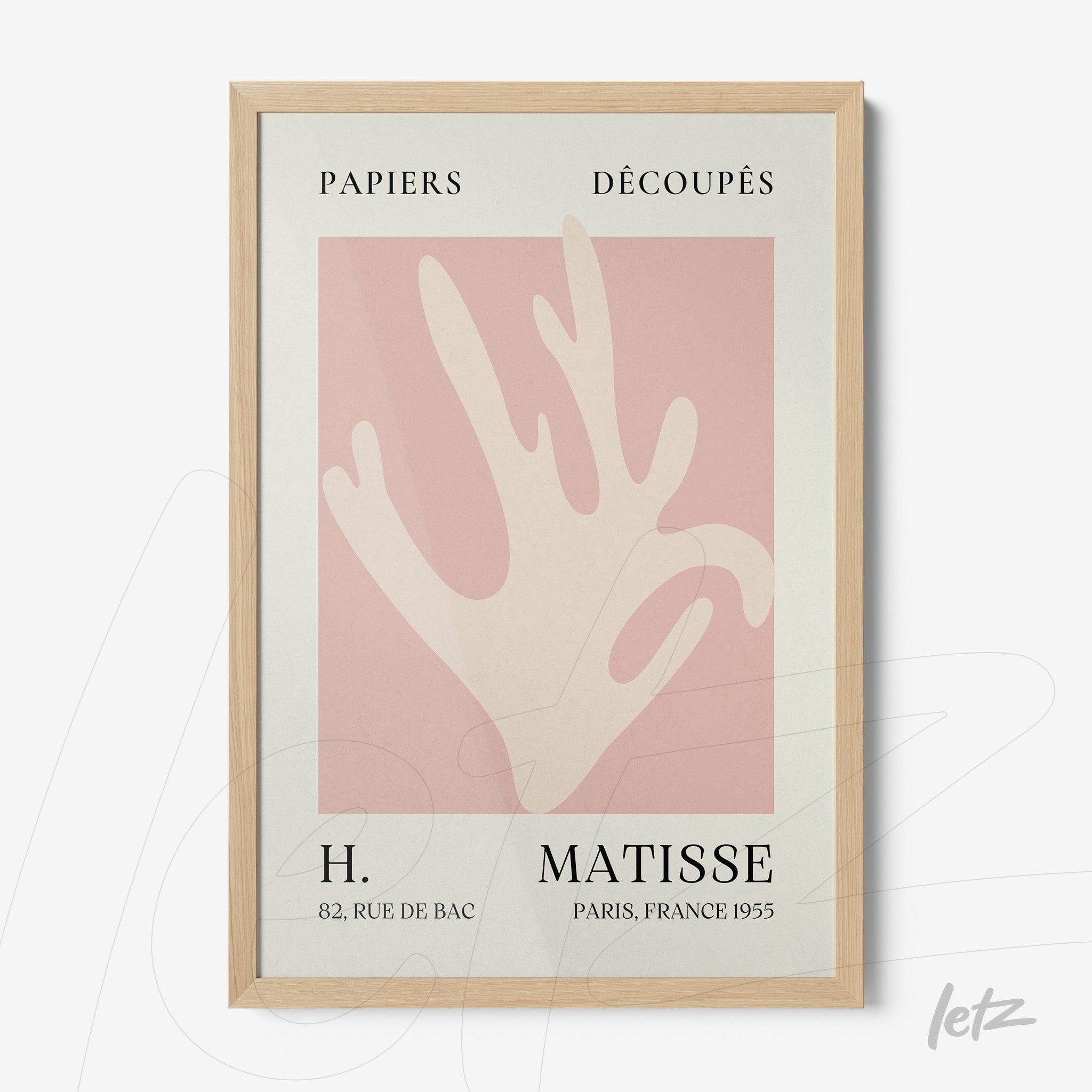 quadro com arte abstrata de mão em fundo rosa, moldura de madeira clara