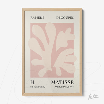 quadro com arte moderna em contraste suave, apresentando formas orgânicas em fundo rosa claro, moldura de madeira clara