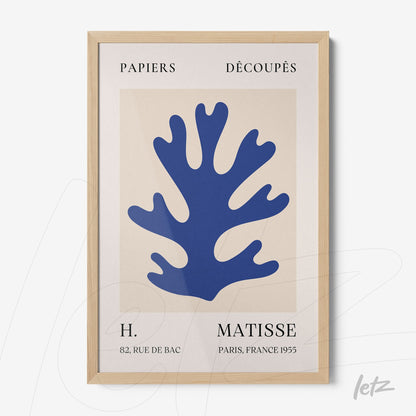 quadro decorativo com silhueta de coral azul em fundo neutro, moldura de madeira clara