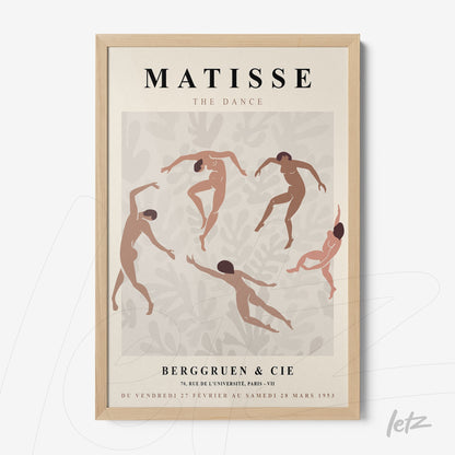 quadro com arte estilizada de figuras dançantes em fundo claro, moldura de madeira clara