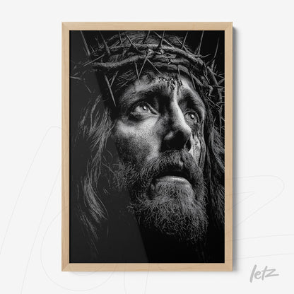 quadro com retrato em preto e branco de figura masculina com coroa de espinhos em moldura de madeira clara