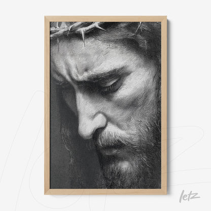 quadro em madeira clara com arte em preto e branco retratando um close da face de Cristo com expressão de dor